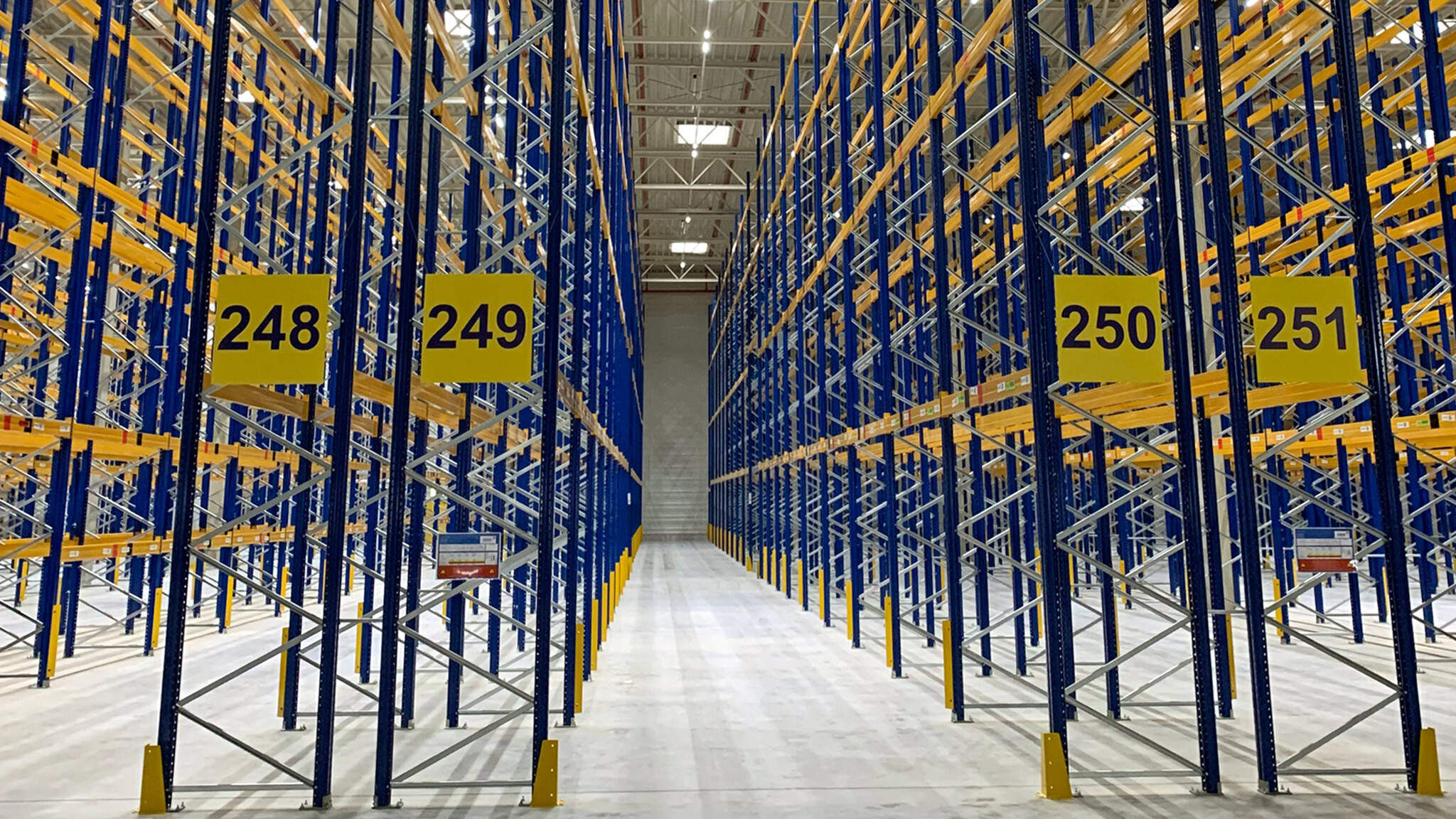 DACHSER’s new facility comprises 84,000 m2 and includes two warehouses with a total logistics area of 40,000 m2.