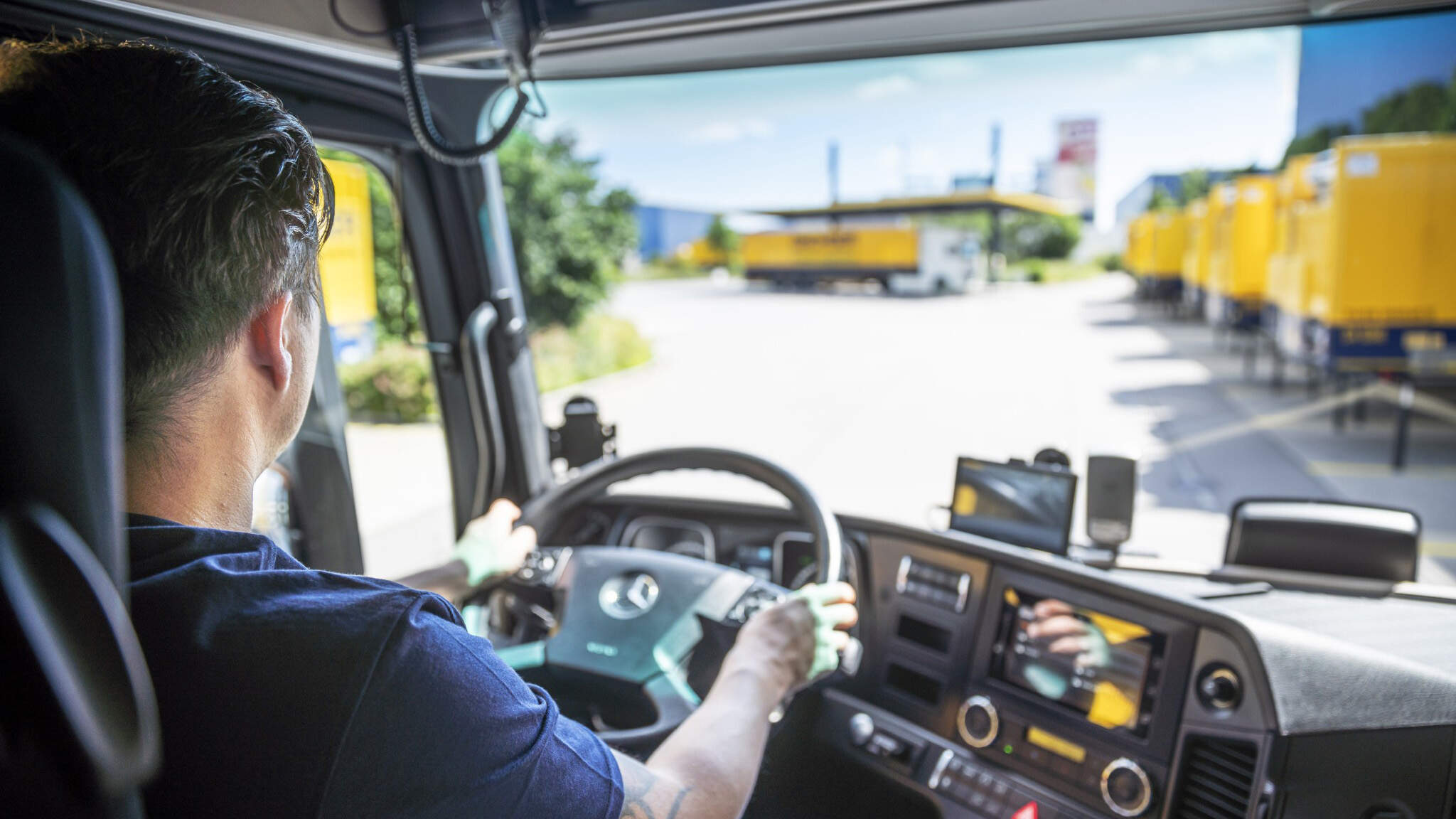 As part of a holistic climate protection campaign, DACHSER is implementing a training concept for professional truck drivers by the end of 2023.