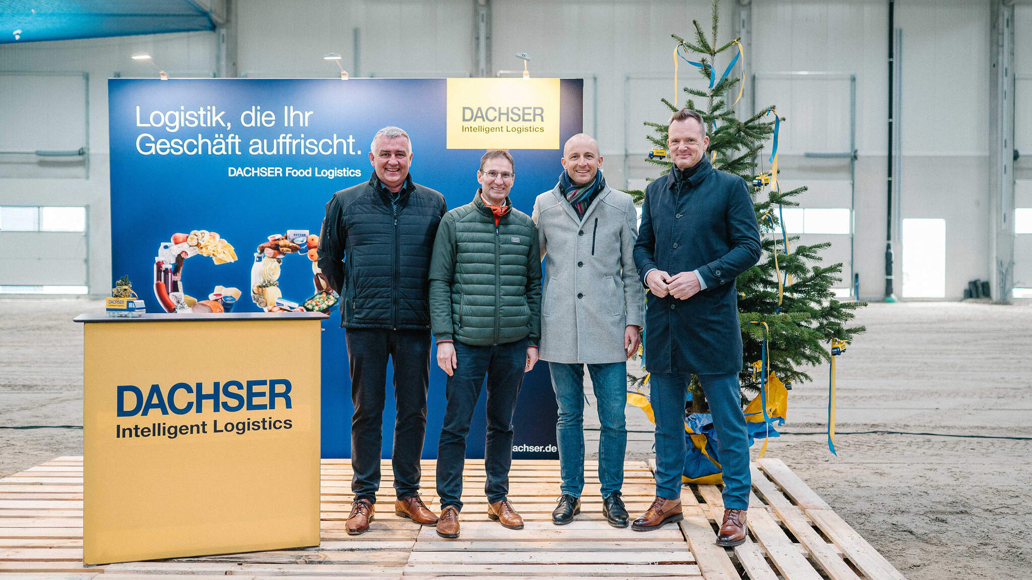 From left: Ralph Bartsch (graduate engineer (FH) turnkey construction at the construction company Unglert), Markus Riesterer (managing director of Gewerbepark Breisgau GmbH), Michael Gaudlitz (general manager of Dachser Freiburg), and Stefan Behrendt (managing director of Food Logistics) at the topping-out ceremony at Dachser Freiburg. Photo: Dachser/Johannes Meger