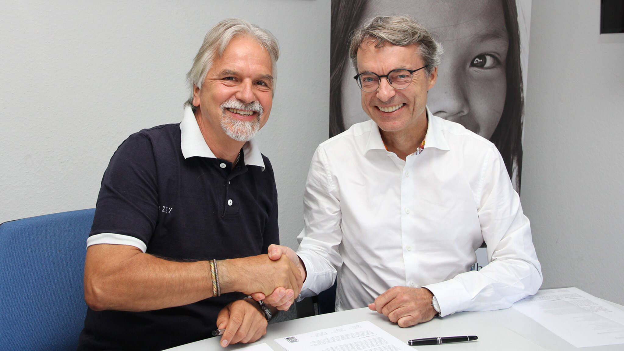 Albert Recknagel, Executive Spokesman terre des hommes (left) and Bernhard Simon, CEO DACHSER (right)