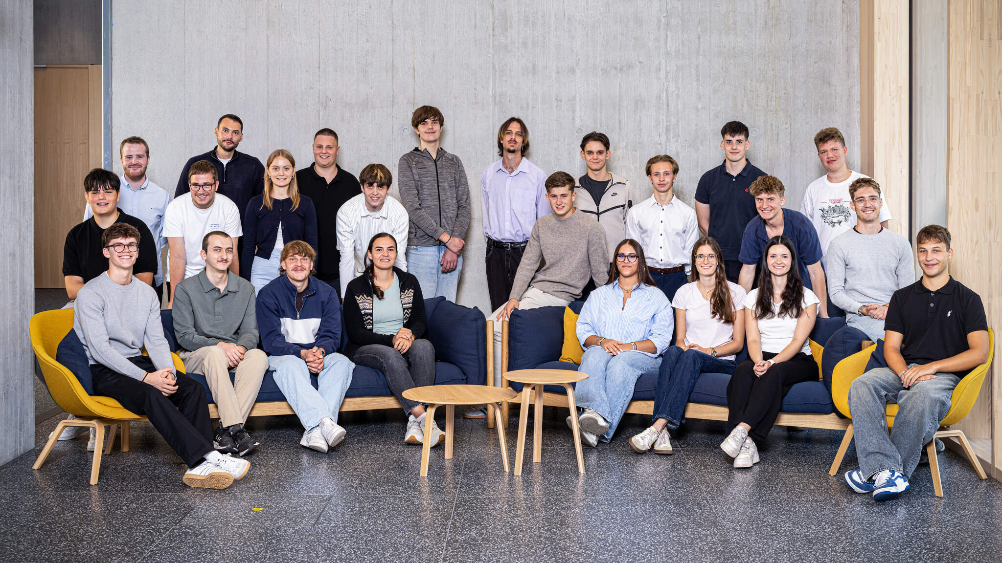 The new trainees and junior staff at DACHSER’s Head Office in Kempten with their supervisors Kim Kilian Schneider, Consultant Education (3rd row, 1st from left) and Fabian Duschek, Team Leader Education (3rd row, 2nd from left). Photo: DACHSER/Matthias Sienz