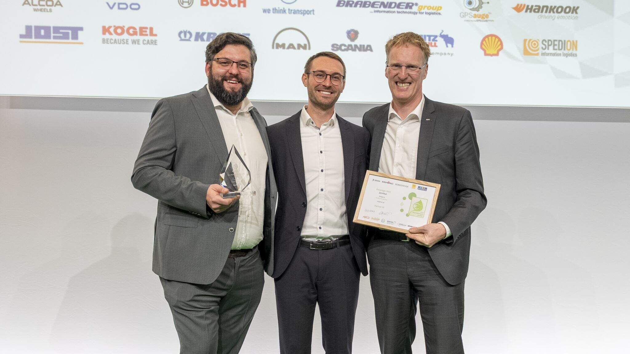 From left: Christoph Hagenmaier (Team Leader Sustainability Consulting & Management Climate Protection Portfolio
at DACHSER), Dr. Ludwig Häberle (Project manager at Logistics Advisory Experts GmbH) und Andre Kranke (Head of 
Corporate Research & Development at DACHSER)