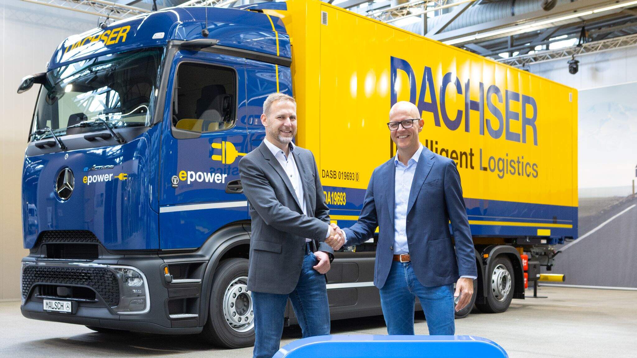Andre Bilz, Category Manager Truck / Trailer / Swap Body, Corporate Indirect Procurement at DACHSER (left)
Winfried Sorg, Center Manager at the Mercedes-Benz Commercial Vehicle Center in Neu-Ulm. (Photo: Myriam Mersy) Andre Bilz, Category Manager Truck / Trailer / Swap Body, Corporate Indirect Procurement at DACHSER (left)
Winfried Sorg, Center Manager at the Mercedes-Benz Commercial Vehicle Center in Neu-Ulm. (Photo: Myriam Mersy)