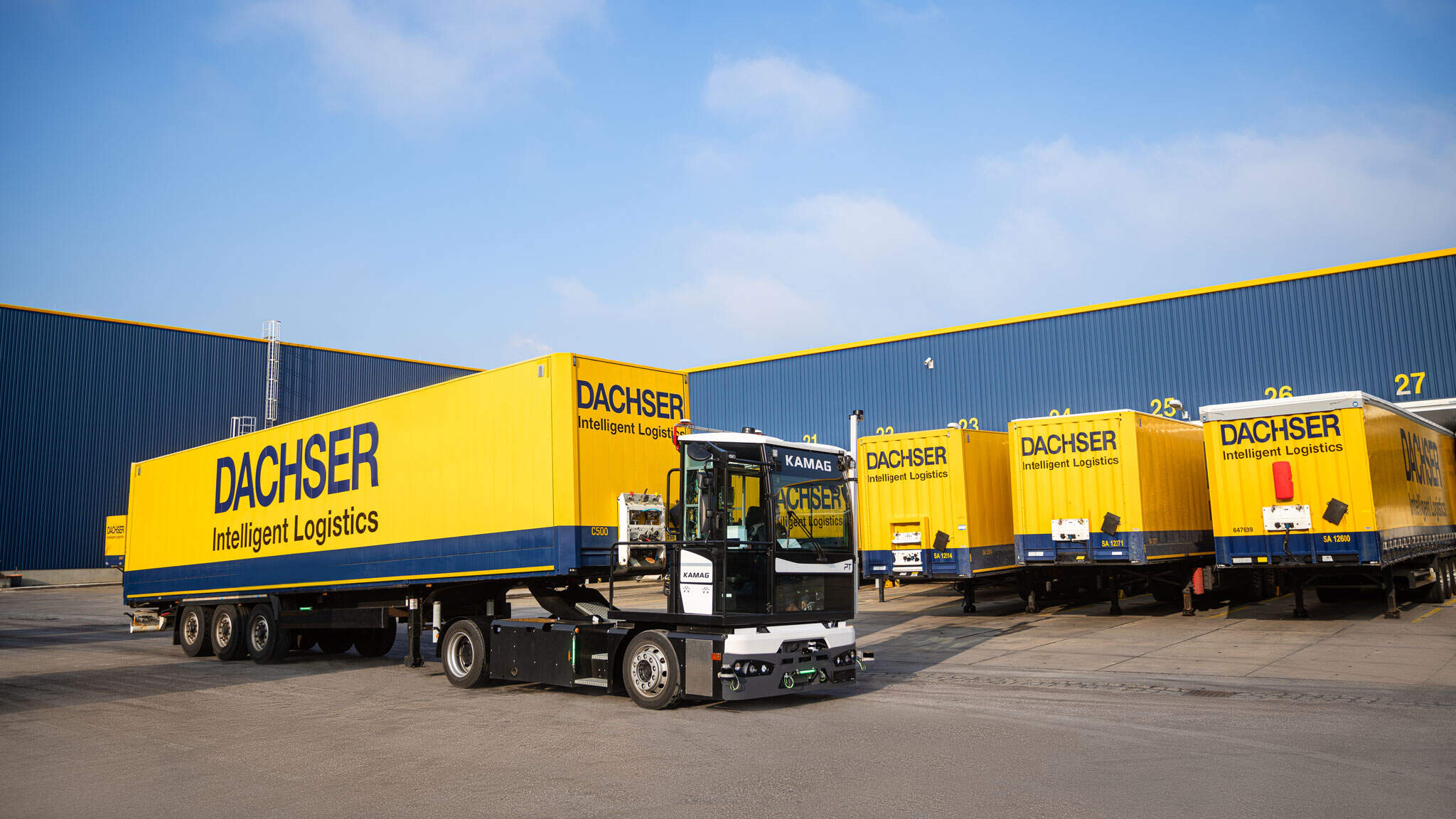 At the depot of the DACHSER branch in Langenau, in southwestern Germany, a vision of the future is becoming reality: the SAFE20 research project, funded by the German Federal Ministry for Economic Affairs and Climate Action, is testing the regular operation of fully automated vehicles at depots. At the depot of the DACHSER branch in Langenau, in southwestern Germany, a vision of the future is becoming reality: the SAFE20 research project, funded by the German Federal Ministry for Economic Affairs and Climate Action, is testing the regular operation of fully automated vehicles at depots.