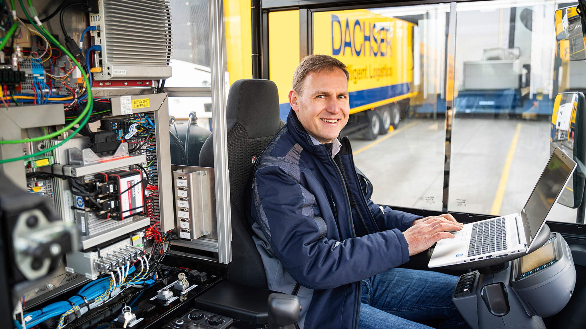 On the go in a real lab: André Bilz carries out vehicle programming
On the go in a real lab: André Bilz carries out vehicle programming