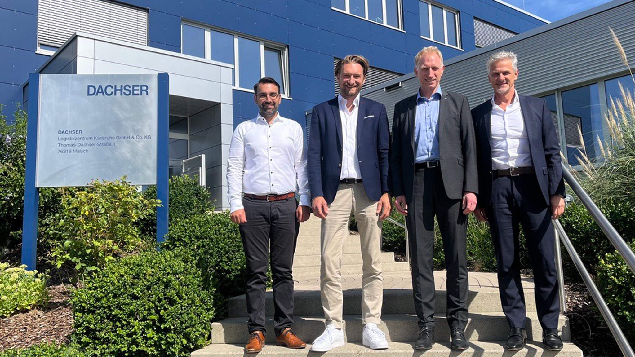 From left to right: Florian Steinbrunn (Contract Logistics Manager), Andreas Fleischer (Managing Director DFI), Bernd Großmann (General Manager DACHSER Logistics Center Karlsruhe) and Reinhard Hahn (Second Managing Director DFI) after signing the contracts.