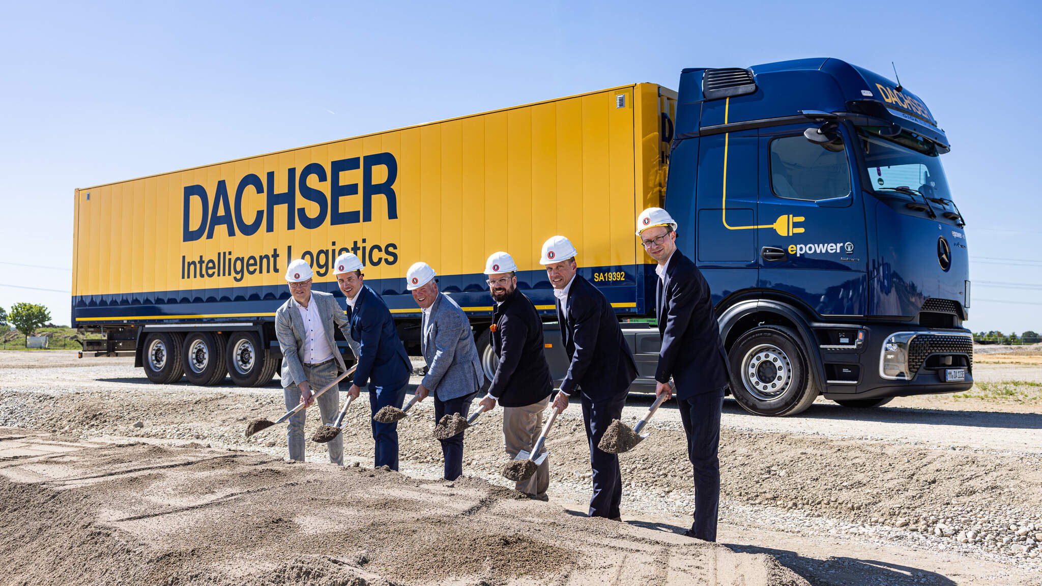 From left to right: Florian Graber, Branch Manager Food Logistics; Daan van der Meer, Operations Manager Euronational Forwarding; Thomas Henkel, General Manager (all 3 DACHSER logistics center Allg&auml;u); Jan Rothenbacher, Mayor City of Memmingen; Alexander Tonn, COO Road Logistics DACHSER; Lukas Unglehrt, authorized signatory and shareholder, Unglehrt GmbH