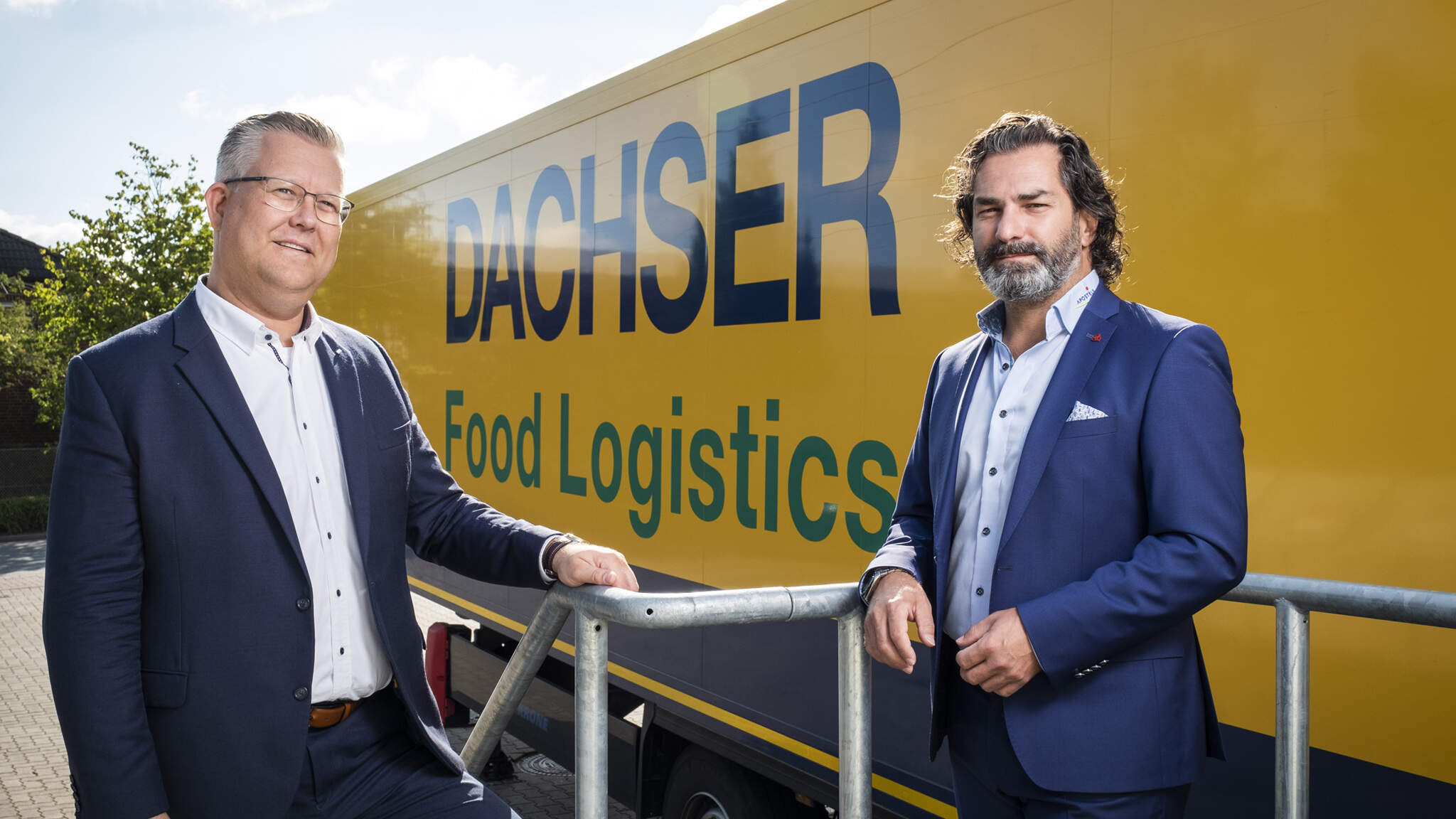 Working hand-in-hand: Oliver-Patrick Müller, Sales Manager DACHSER Food Logistics at DACHSER’s logistics center Hannover (left), and Konstantinos Kourkoutas, Head of IT & Administration at Apostel (right).