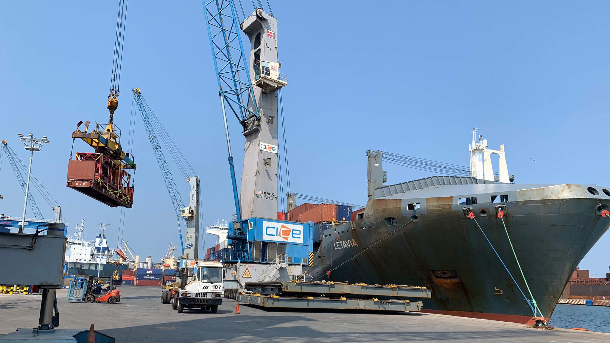 DACHSER Air & Sea Logistics organized the transport of an oversized machine for automotive manufacturing. DACHSER Air & Sea Logistics organized the transport of an oversized machine for automotive manufacturing.