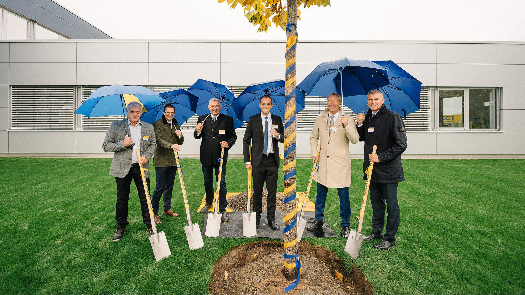 From left to right: Peter Kraus, Logistics Manager Ecomal Europe GmbH, Markus Riesterer, Director Gewerbepark Breisgau, Ralph Bartsch, General Contractor Unglehrt, Michael Gaudlitz General Manager Dachser Logistics Center Freiburg, Michael Schilling, COO Road Logistics Dachser and Thomas Hörmann, Head of Construction & Real Estate Dachser.