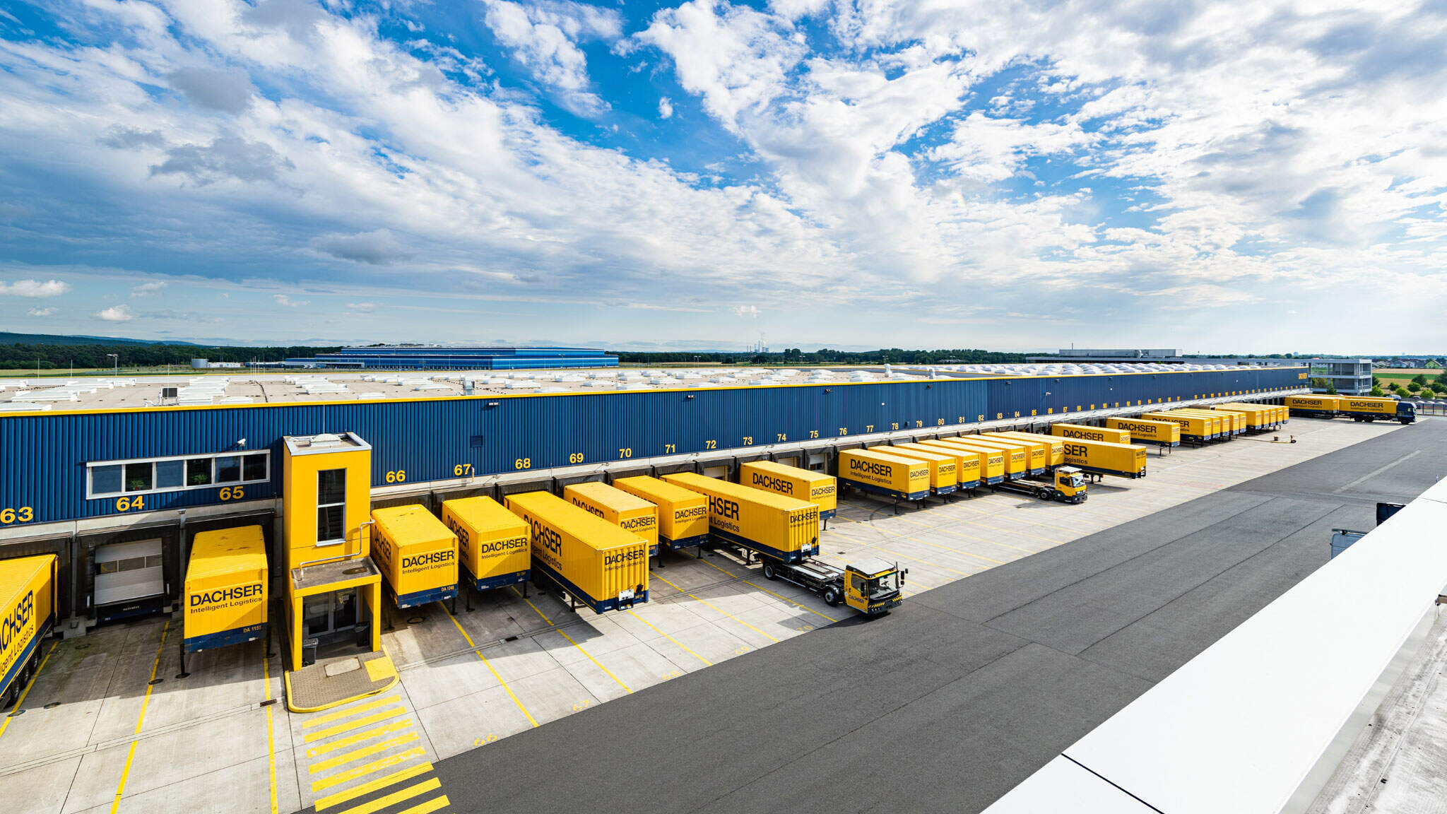 DACHSER's swap bodies in a transshipment warehouse. Image: DACHSER/Matthias Sienz
 