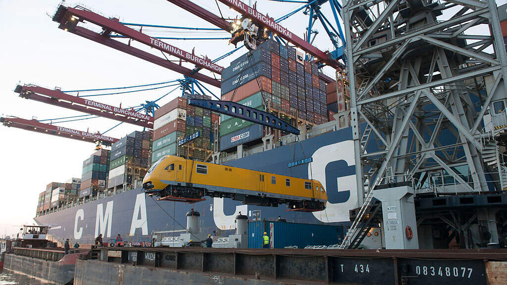 Floating crane at Hamburg´s harbour in action