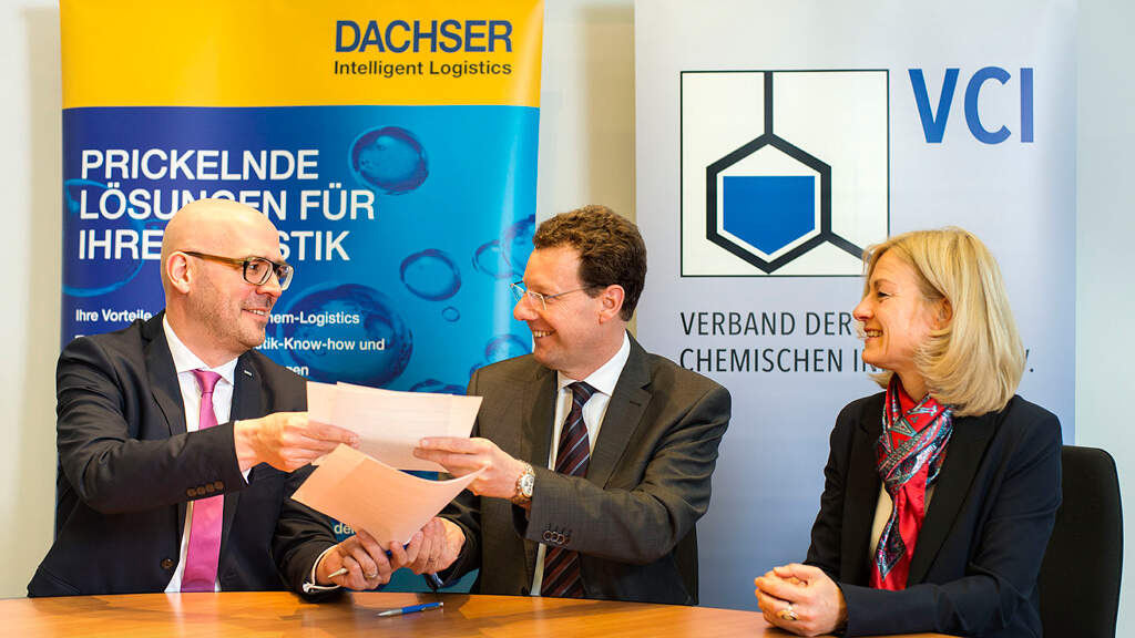 Michael Kriegel, Department Head DACHSER Chem-Logistics, Johann-Peter Nickel Head of Economics, Finance and IT at VCI and Sabine Knirsch, Key Account Management VCI purchasing alliances (l-r)