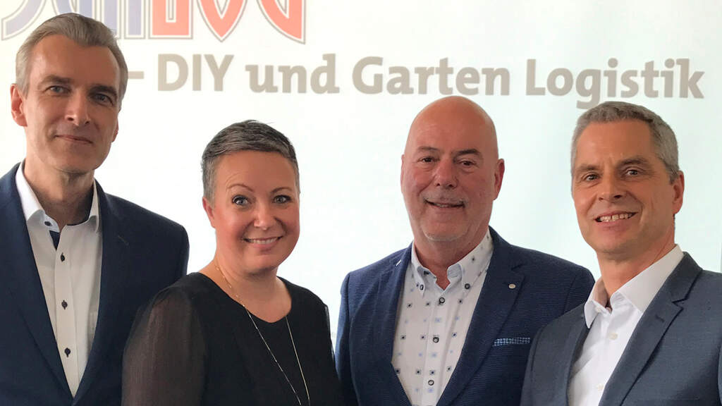 from left to right Norbert Lindemann, Managing Director Herstellerverband Haus & Garten, Melanie Uhrig and Ralf Meistes, DACHSER DIY-Logistics, Markus Schering, Head of SynLOG.