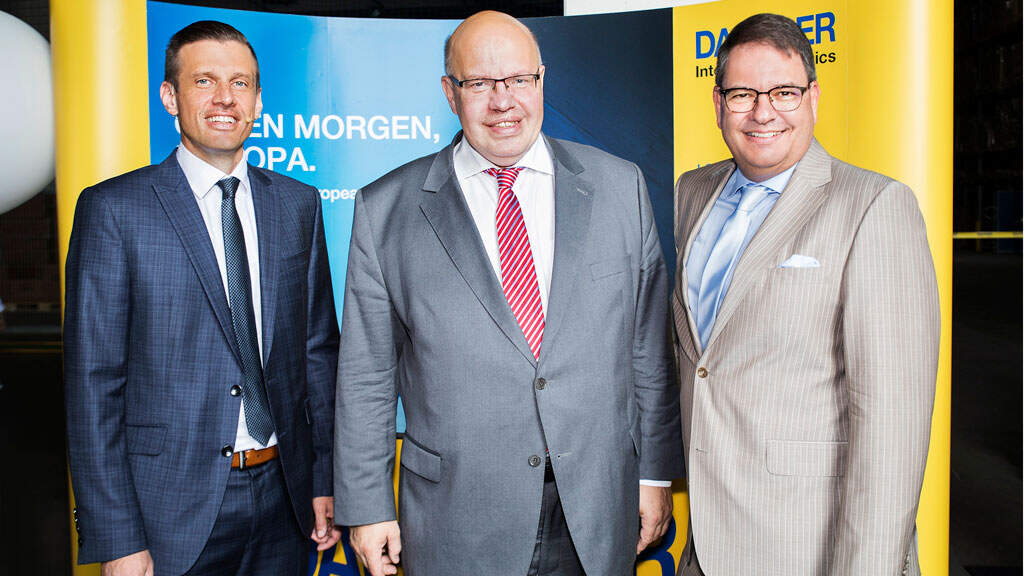 from left: Alexander Tonn, Managing Director European Logistics Germany at Dachser, Peter Altmaier, German Federal Minister for Economic Affairs and Energy and Oliver Wild, General Manager Dachser Logistikcenter Saarland.