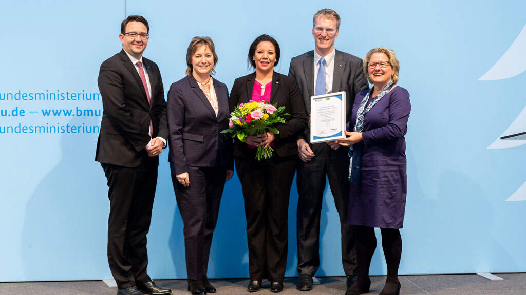 from left: Stefan Hohm, DACHSER, Dr. Petra Seebauer, Chief Editor Logistik Heute, Hella Abidi, Andre Kranke, DACHSER, Svenja Schulze, Federal Minister for the Environment, Nature Conservation and Nuclear Safety (BMU). Source: BMU Heiko Adrian