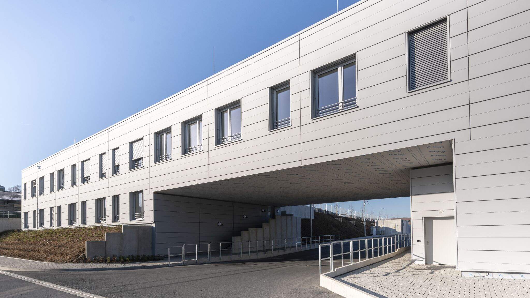 Modern office spaces at the Unna branch / Photo by Helmut Bauer