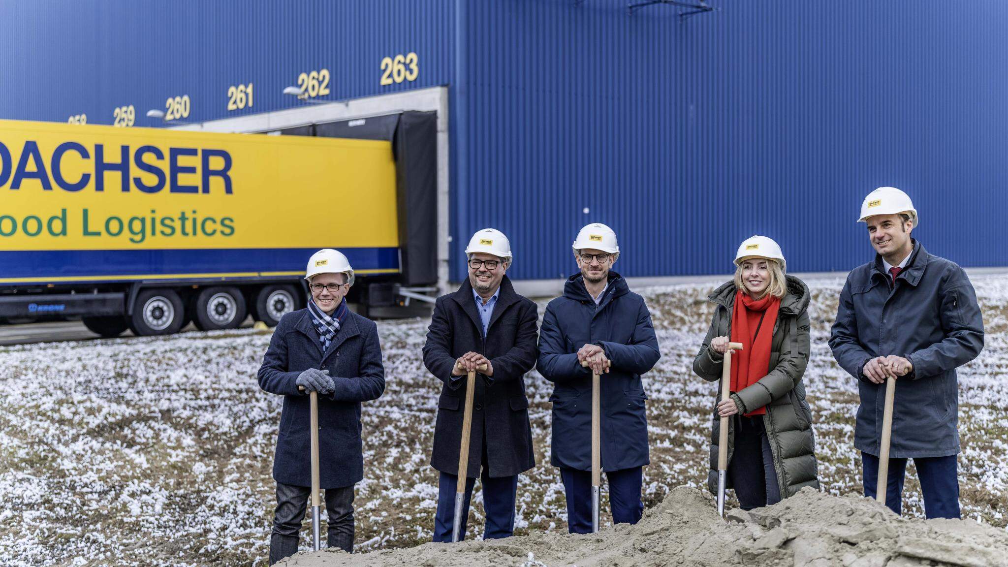 Caption: From left to right: Benjamin Mors (Mayor of Stei&szlig;lingen), Murat Paso (Branch Manager of DACHSER's Hegau-Bodensee Logistics Center), Claus Wetzel (Managing Director DACHSER European Logistics Germany), Saskia Frank (Member of the State Parliament for the Green Party), and Zeno Danner (District Administrator for the district of Konstanz). Photo: DACHSER/Menkhaus Media