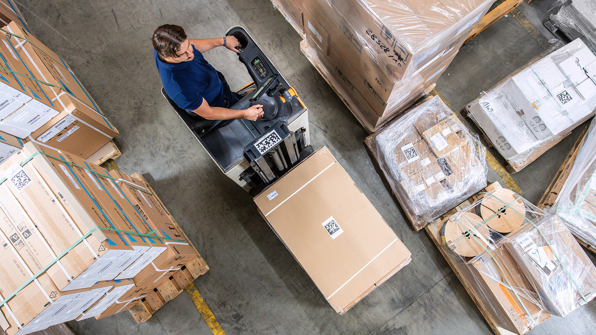 Scanning units in the ceiling area of the building facilitate warehouse management.