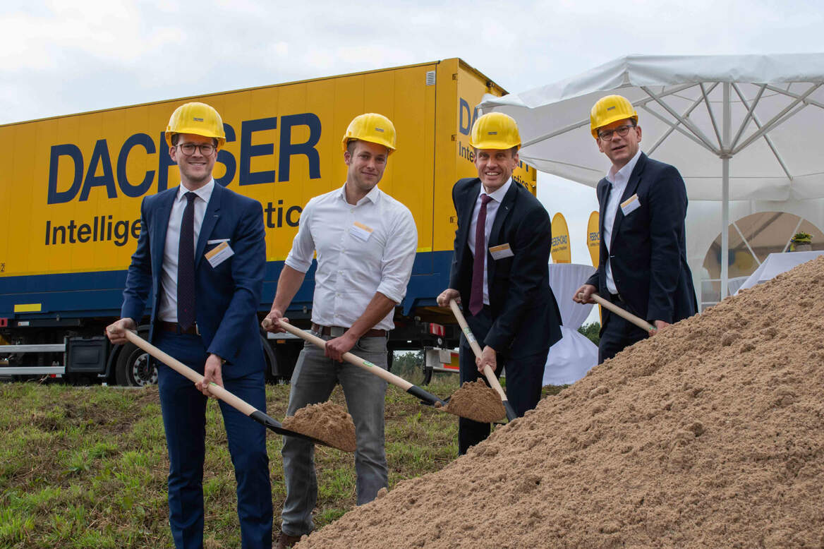 Jan-Ferdinand Lühmann, Operations Manager European Logistics DACHSER Neumünster, Paul Bartram, Bartram Bau-Systeme, Alexander Tonn, Managing Director European Logistics Germany at DACHSER, and Dr. Olaf Tauras, Mayor of Neumünster (from left to right)